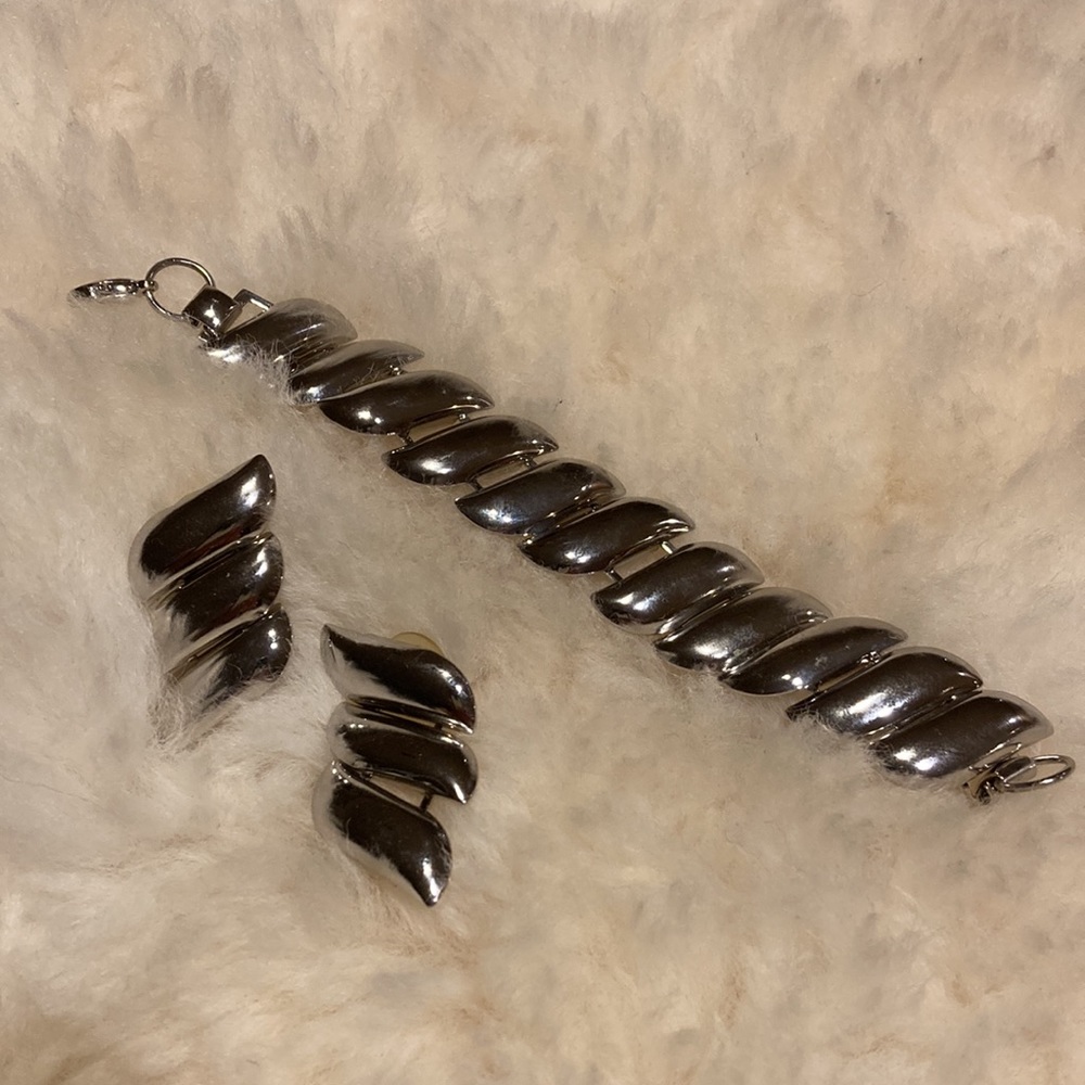 NWT VINTAGE PARK LANE SILVER DETAILED BRACELET & EARRING SET